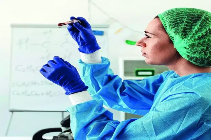 वायरोलॉजिस्ट बीटा हैलासी द्वारा ब्रेस्ट कैंसर के इलाज के लिए खुद पर किए गए स्व-प्रयोग की कहानी