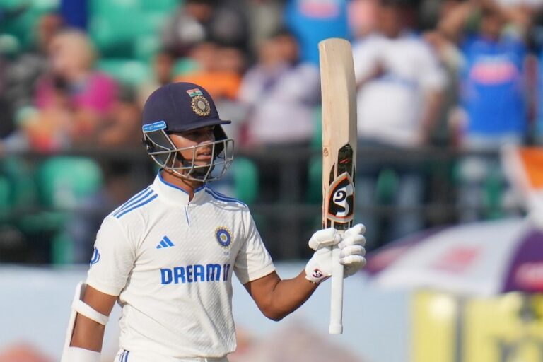 यशस्वी जायसवाल, भारतीय क्रिकेट टीम के युवा बल्लेबाज, ऑस्ट्रेलिया के खिलाफ टेस्ट सीरीज में ऐतिहासिक रिकॉर्ड तोड़ने की ओर अग्रसर।