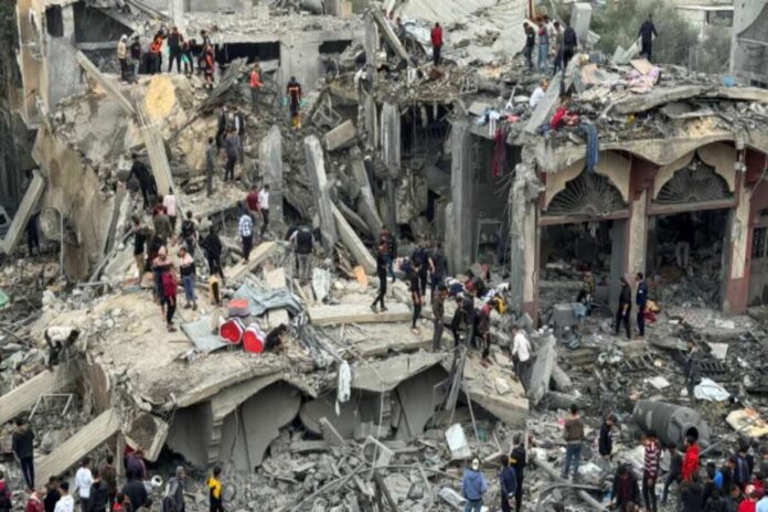 इजरायल के हमले में गाजा में तबाही का दृश्य, जिसमें जानमाल का भारी नुकसान हुआ है।