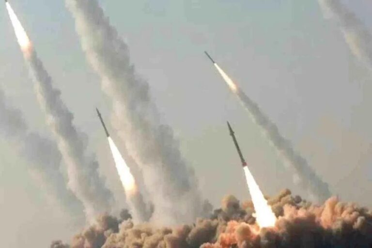 हिजबुल्लाह द्वारा इजरायल पर 165 रॉकेट दागे गए