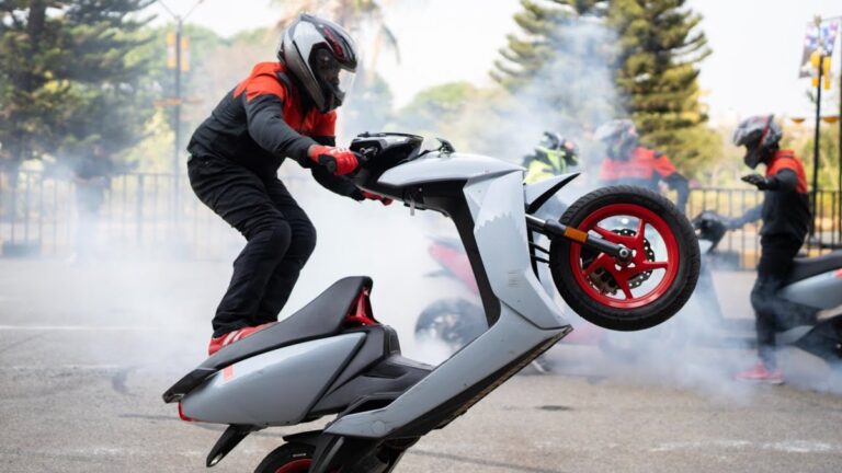 एक बार चार्ज होने पर 111 Km तक चलता है यह Ev Scooter, लुक्स में है ‘कयामत’