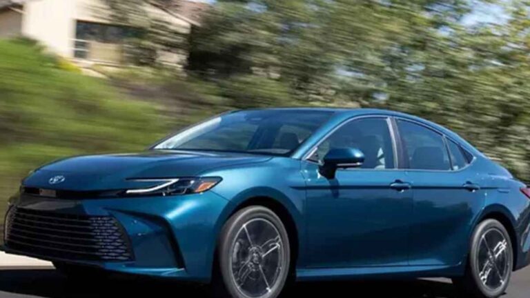 आ गई Toyota Camry, कीमत बेहद कम और लग्जरी है लुक और फीचर्स