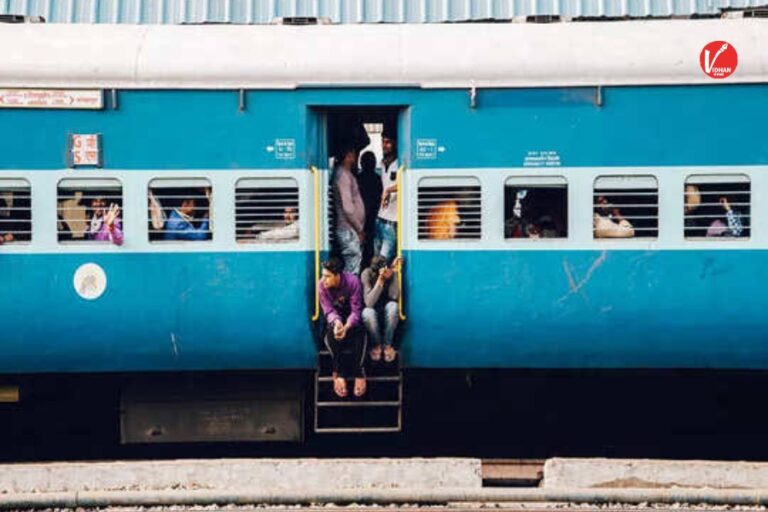 Indian Railway Rules: ट्रेन में भूलकर भी इन चीजों को लेकर नहीं करें यात्रा, तुरंत हो जाएगी जेल
