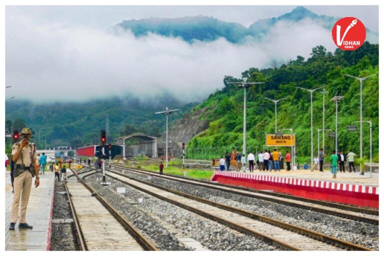 Unique railway station : चौंकाने वाला सच! भारत का ऐसा रेलवे स्टेशन, जहां पूरे साल में सिर्फ 2 ट्रेनें रुकती हैं, नाम जानकर रह जाएंगे हैरान