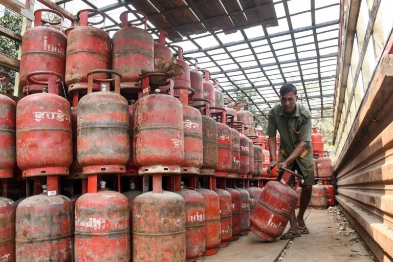 LPG Cylinder Rules in India: घर में LPG सिलेंडर रखने की सीमा क्या है? नियम तोड़ने पर हो सकती है सख्त सजा