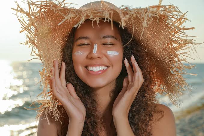 Summer Skin Care Tips: गर्मी और धूल से फीकी पड़ी त्वचा में फिर लाएं Natural Glow, अपनाएं ये आसान घरेलू उपाय