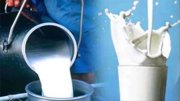 Milk crisis: LPG संकट का असर अब दूध सप्लाई पर! डेयरी सेक्टर ने दी चेतावनी – 10 दिन में बिगड़ सकती है स्थिति