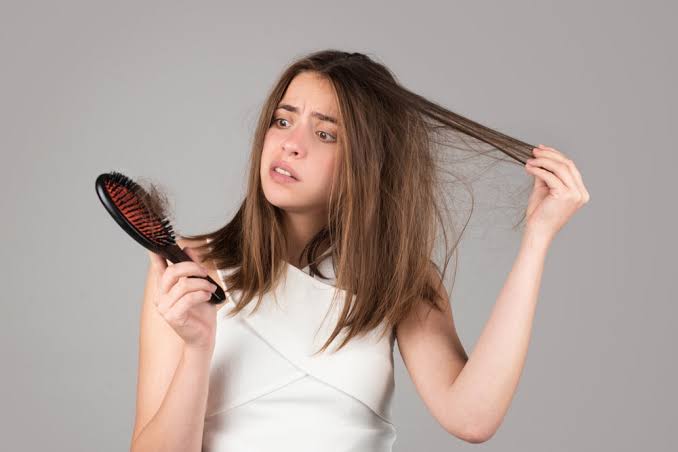 Hair Care Alert: बाल झड़ना और डैंड्रफ से परेशान? मुल्तानी मिट्टी से मिलेगा नेचुरल सॉल्यूशन, यहां देखें तरीका